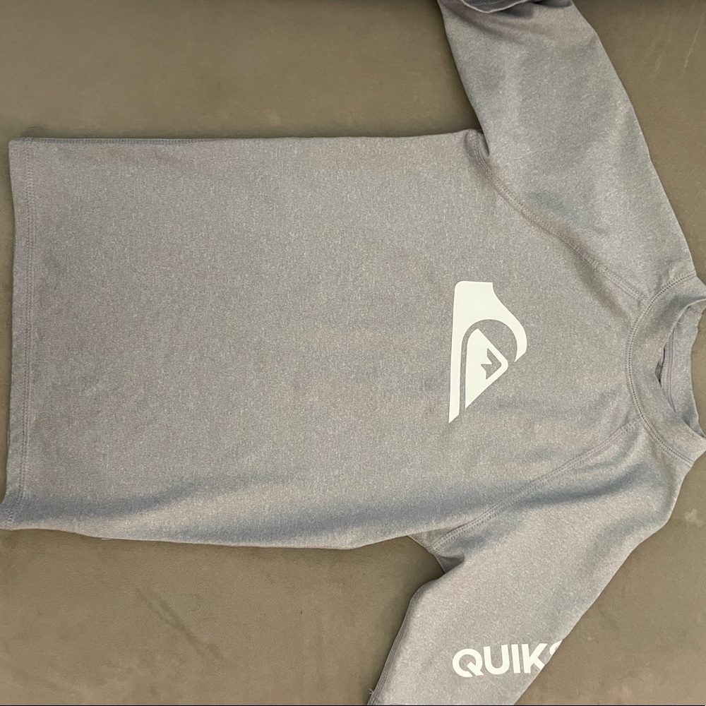 Brand New Kids Quiksilver rash guard - Size 8